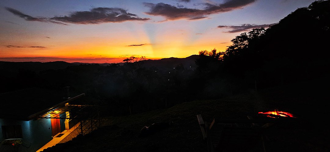 Vista por do sol Vila D´Angelo Munhoz MG Brazil com fogueira e chalé