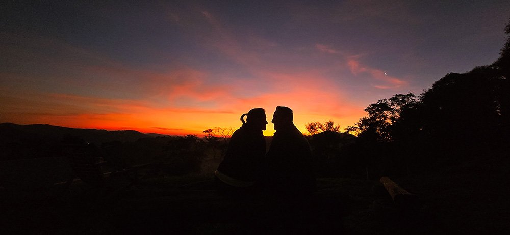 casal no por do sol Pousada Vila D´Angelo Munhoz MG Brazil