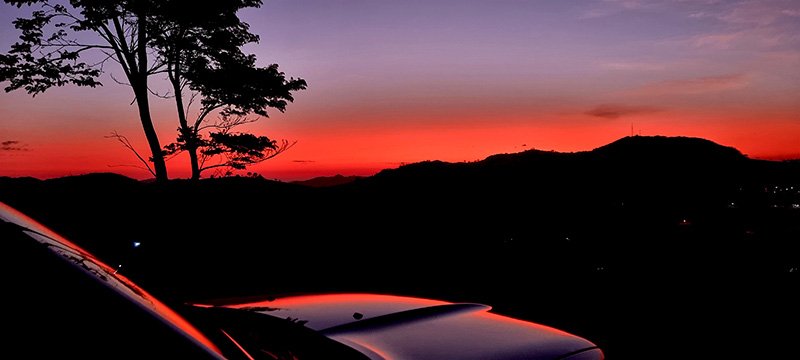 Por do sol no carro na pousada Vila D`Angelo Munhoz MG Brazil